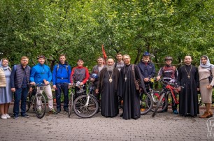 Верующие УПЦ отправились в велопробег от Киево-Печерской до Святогорской лавры с молитвой о мире