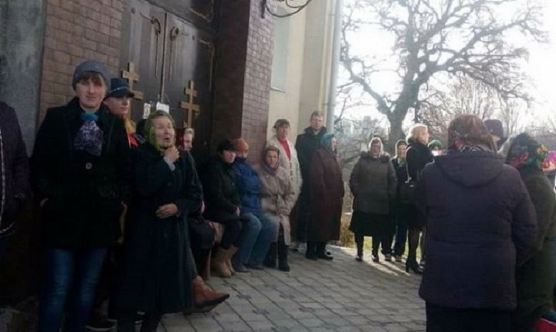 В Тернопольской области церковная община УПЦ защитила свой храм от захвата ПЦУ