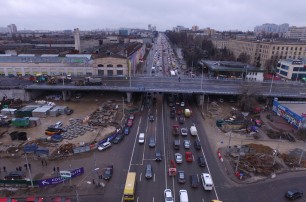 Шулявский мост испытали на прочность – 30-тонные МАЗы проехали над головой Кличко