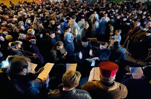В Виннице сотни верующих УПЦ провели молитвенное стояние возле Спасо-Преображенского собора
