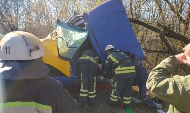 В Кировоградской области столкнулись микроавтобус и грузовик, семеро пострадавших