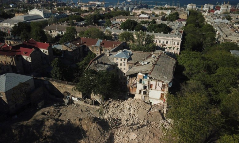 В Одессе обвалилась часть жилого дома