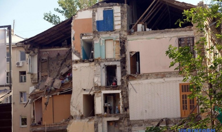 Обвал дома в Одессе: спасатели расчищают разрушенные конструкции