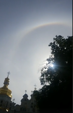 На Троицу в Киеве во время праздничных литургий наблюдали редкое атмосферное явление - "нимб" вокруг солнца