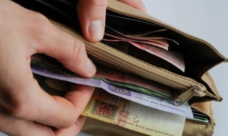Появляются "живые" деньги: как растут зарплаты украинцев с ослаблением карантина