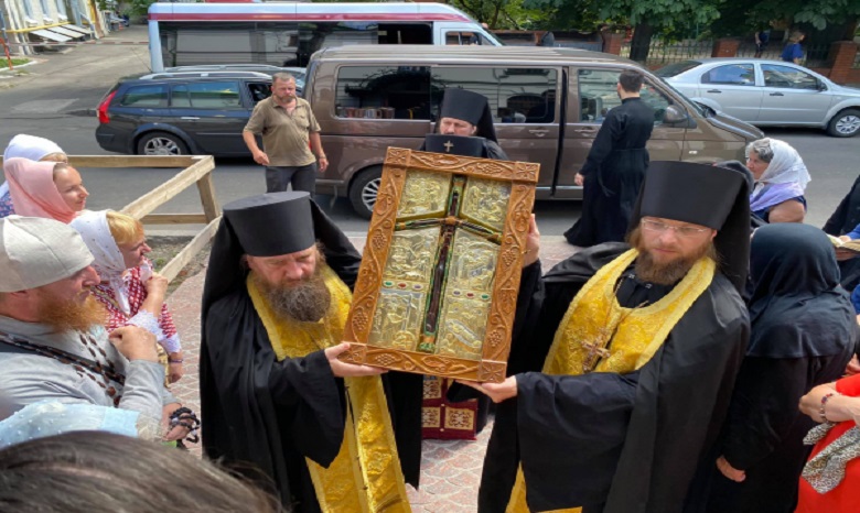 В столичный монастырь УПЦ из Грузии прибыла копия креста святой Нины