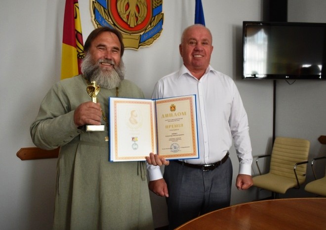 Священник УПЦ получил премию за монументальные панно Соборного храма Благовещения в Кропивницком