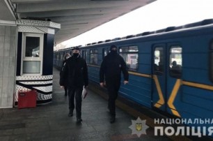 "Карантиные" рейды: полиция штрафует пассажиров без масок в столичном метро