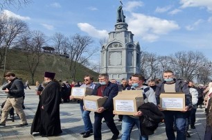 Верующие УПЦ принесли крестным ходом на Банковую ящики с письмами, в которых просьба услышать голос Церкви