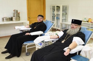 В Запорожье митрополит и священники УПЦ стали донорами крови