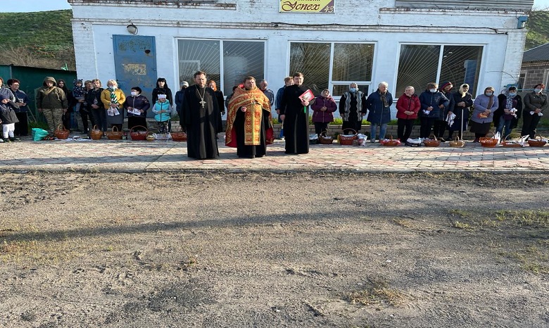 В Донецкой епархии УПЦ священники поздравили с Пасхой жителей прифронтового села