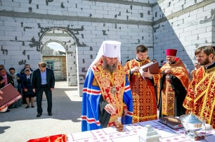 На Киевщине управделами УПЦ заложил памятную капсулу в строящийся храм