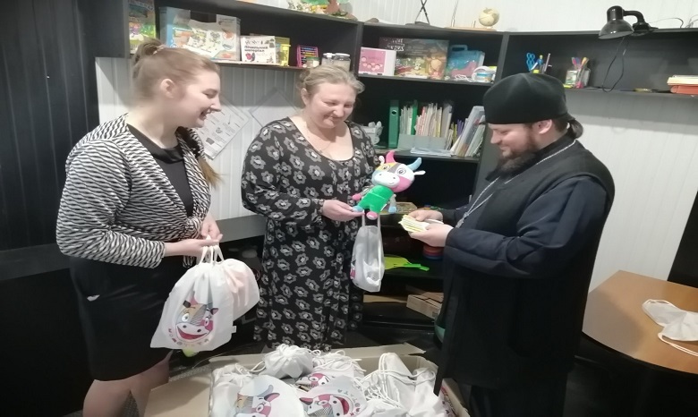 В Херсоне верующие УПЦ передали подарки для детей с особыми потребностями