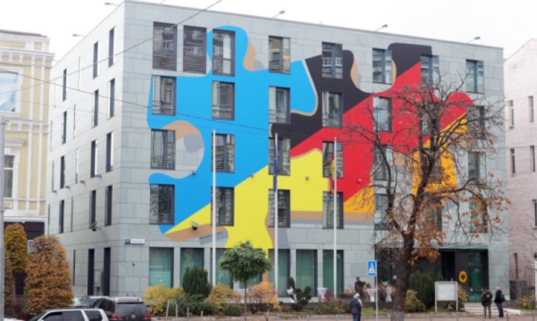 В Киеве посольство Германии украсили художественной композицией