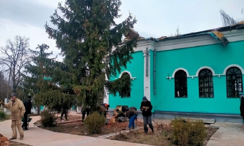 В Чернигове восстанавливают поврежденный от обстрелов храм УПЦ