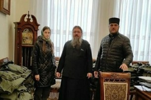 На Буковине священники УПЦ передали бронежилеты защитникам Украины