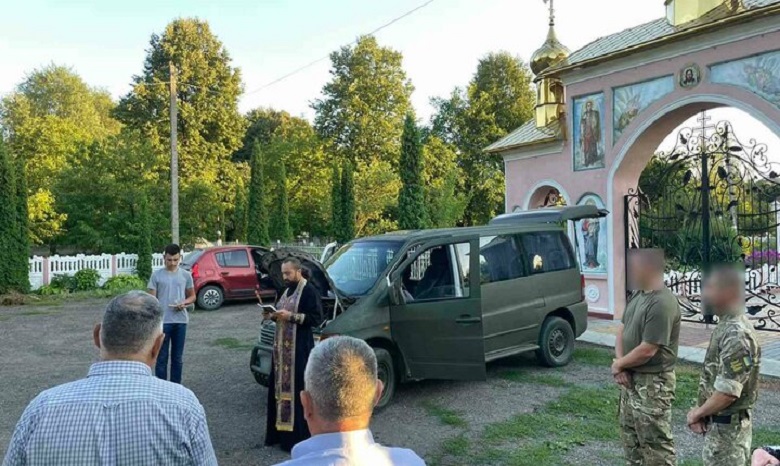 На Буковині віруючі УПЦ передали автомобіль на потреби ЗСУ
