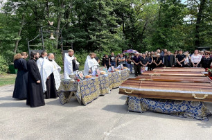 Священники п'яти єпархій УПЦ провели в останню путь українських воїнів