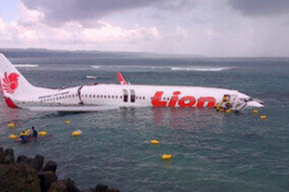 У острова Бали в море упал самолет