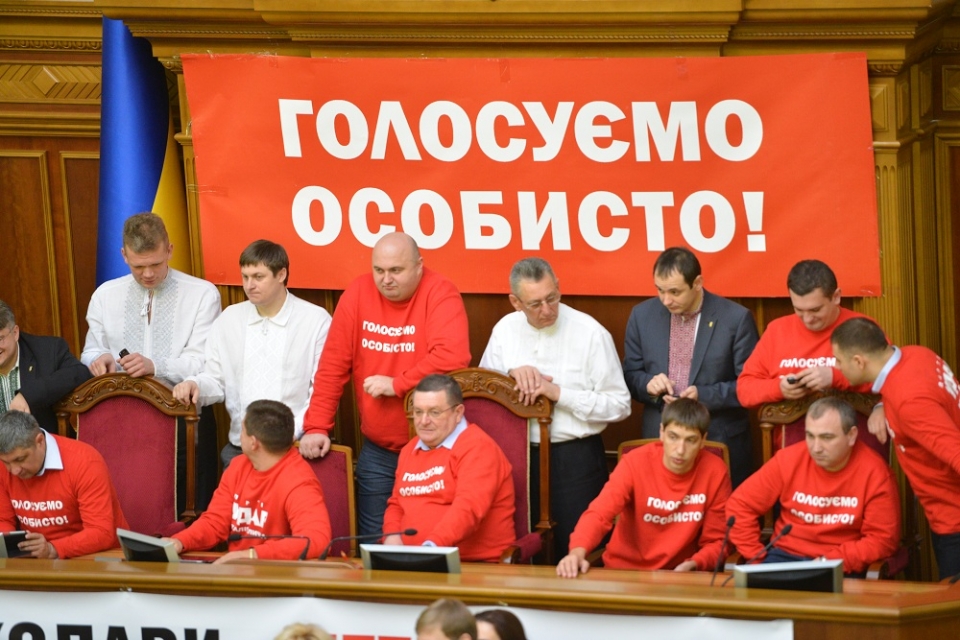 Политолог объяснил, почему Кличко и его команда не голосовали за отставку Азарова