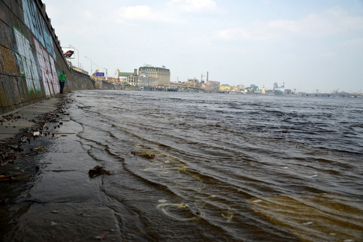 Набережная в Киеве уходит под воду