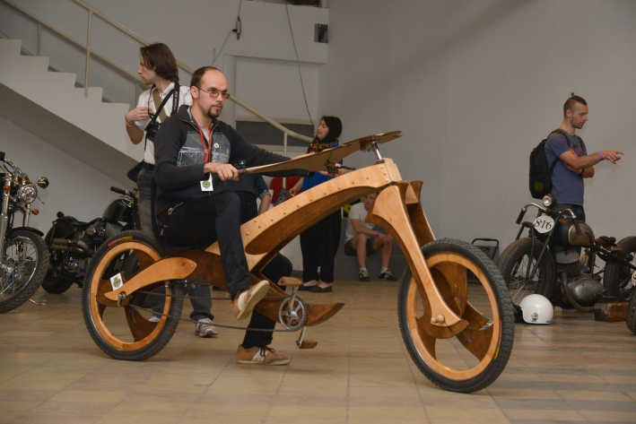 В Киеве показали деревянный велосипед и мотоцикл с "движком" от "Таврии" 