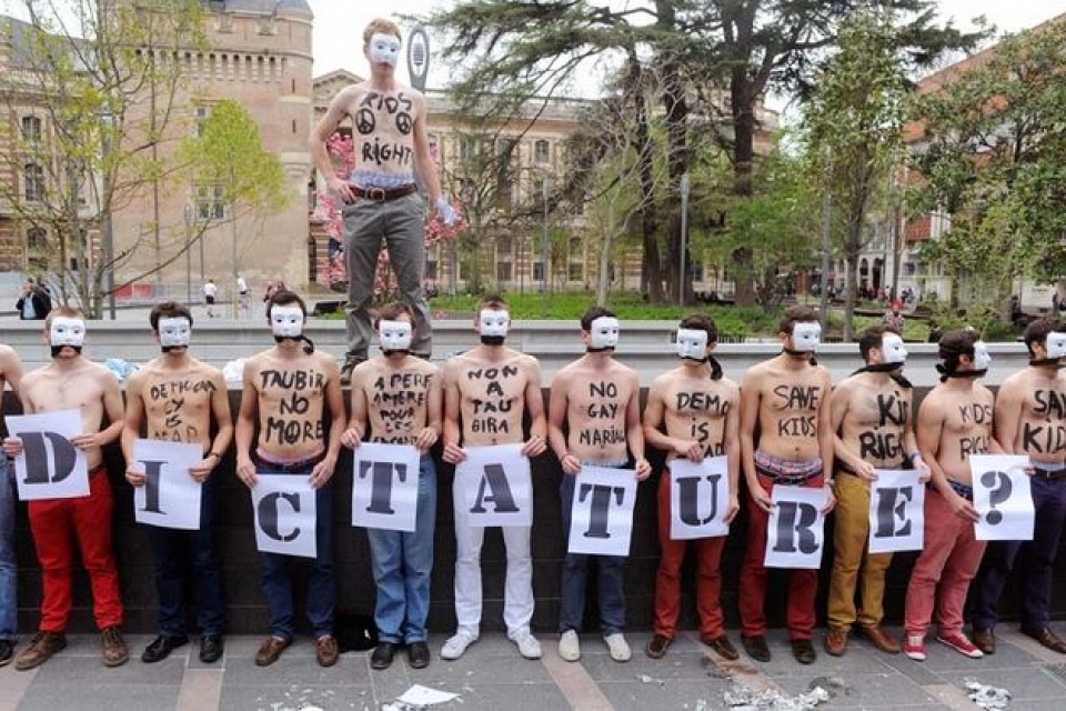 Топлесс протест: от женских Femen к мужским Hommen