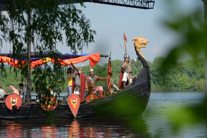В Киеве на воду спустили средневековую ладью (ФОТО)