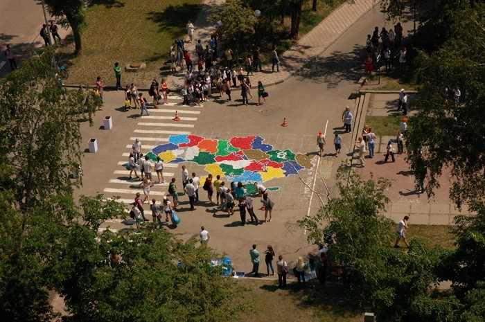 Студенты сделали Украину из 60 тысяч крышечек