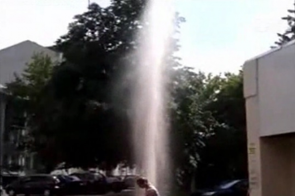 Гейзер в центре Киева пробил асфальт и оставил людей без горячей воды