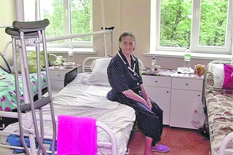Донецкие врачи поставили протез шейки бедра столетней пациентке