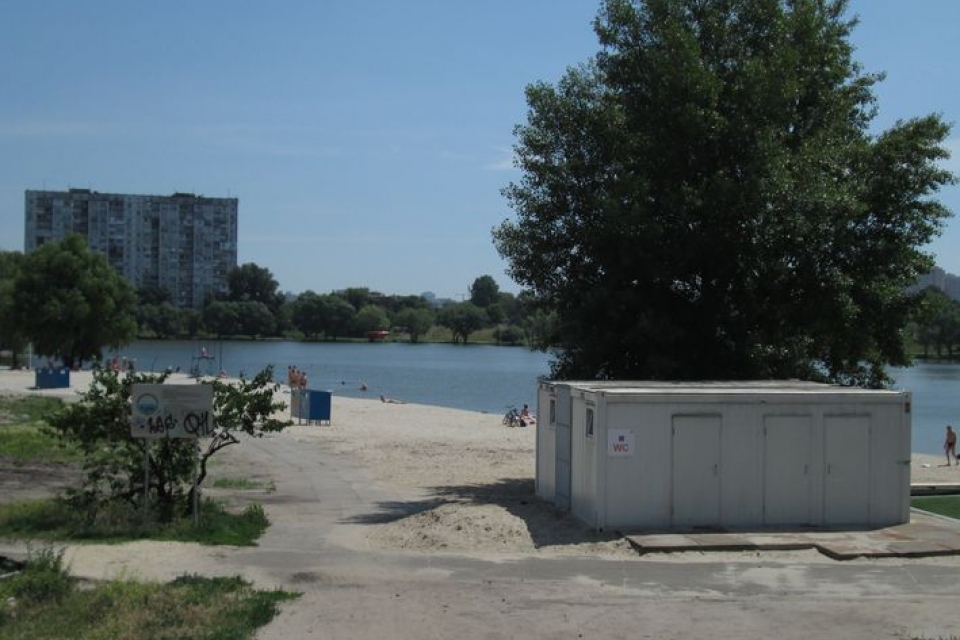 Туалет на озере Тельбин поставили, но открыть забыли