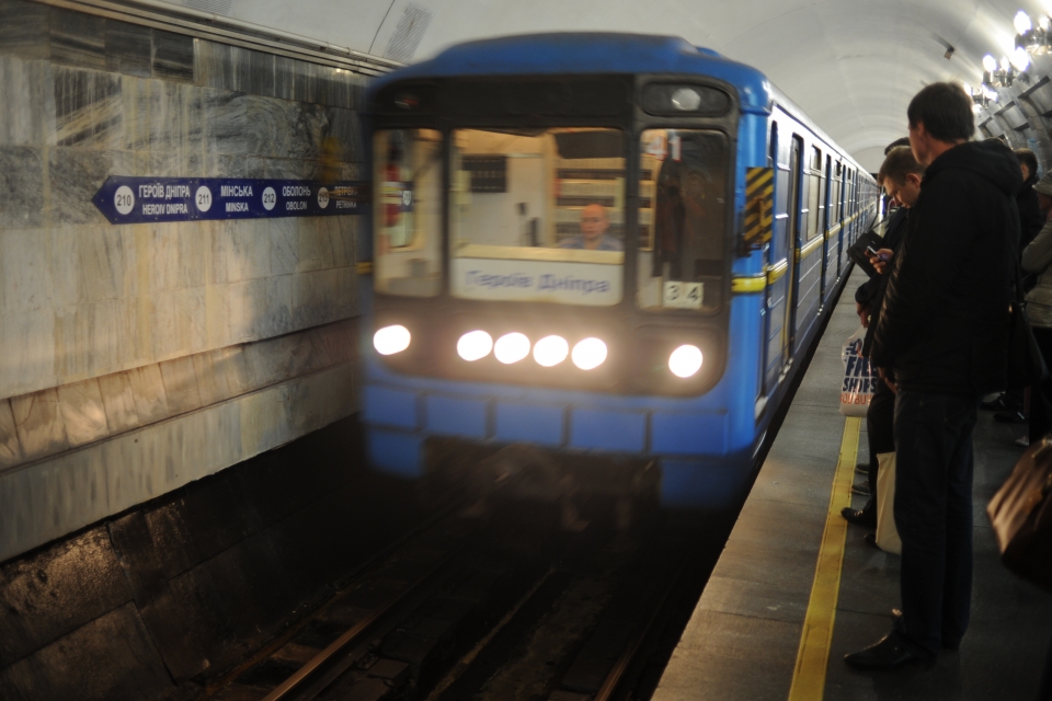 Киевское метро экономит на освещении?