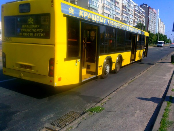 В Киеве автобус №101 протянул пенсионерку 5 метров по асфальту