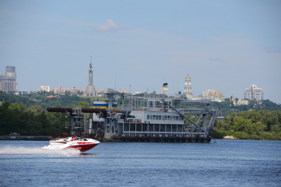 Южный мост в Киеве разрушает огромный земснаряд