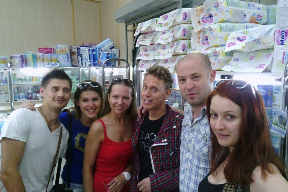 Киевские фанаты застукали лидера "Depeche Mode" в аптеке