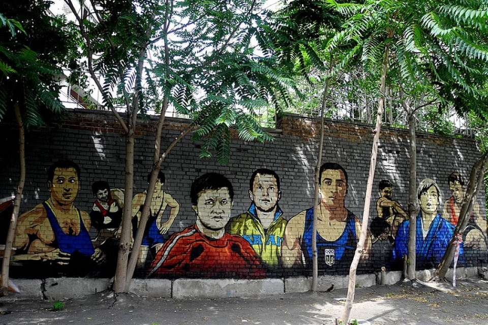 Борцы разрисовали двор киевской школы оригинальным граффити
