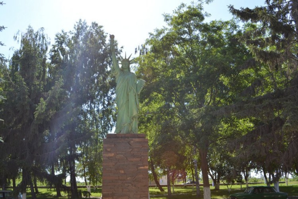 В Здолбунове воздвигли статую Свободы
