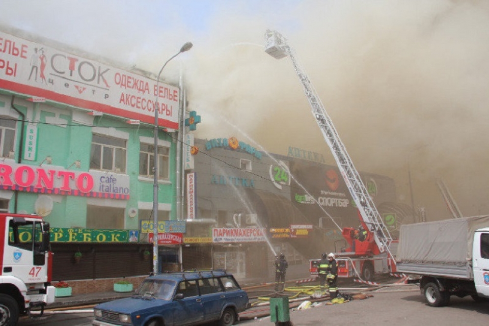 В Москве загорелся торговый центр возле метро
