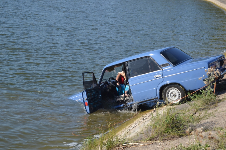 В Крыму опять машина рухнула в воду: двое погибших