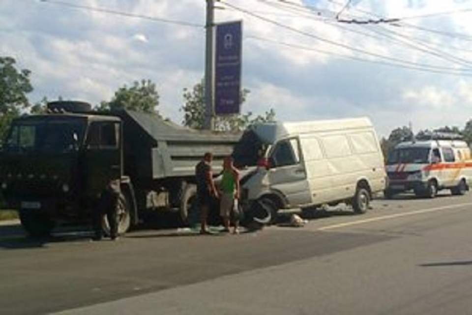 В Крыму микроавтобус влетел в КамАЗ: погибла беременная женщина