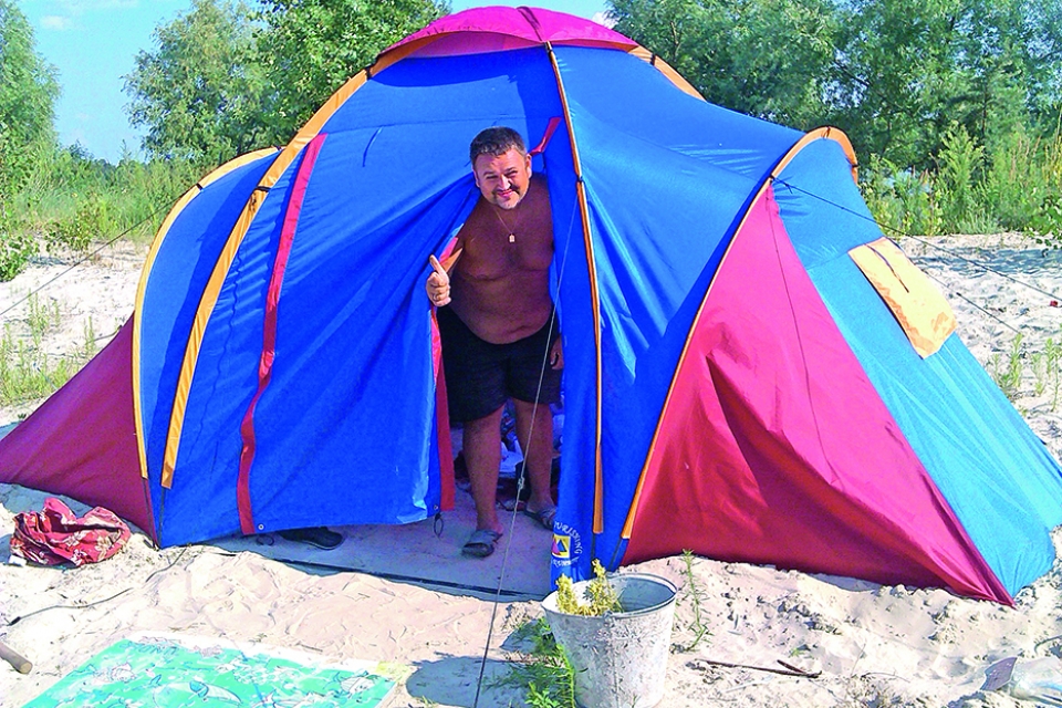 Житель столицы переселился в палатку