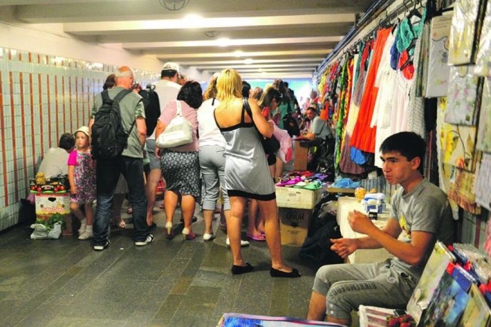 За неделю в киевском метро зафиксировали больше тысячи случаев стихийной торговли
