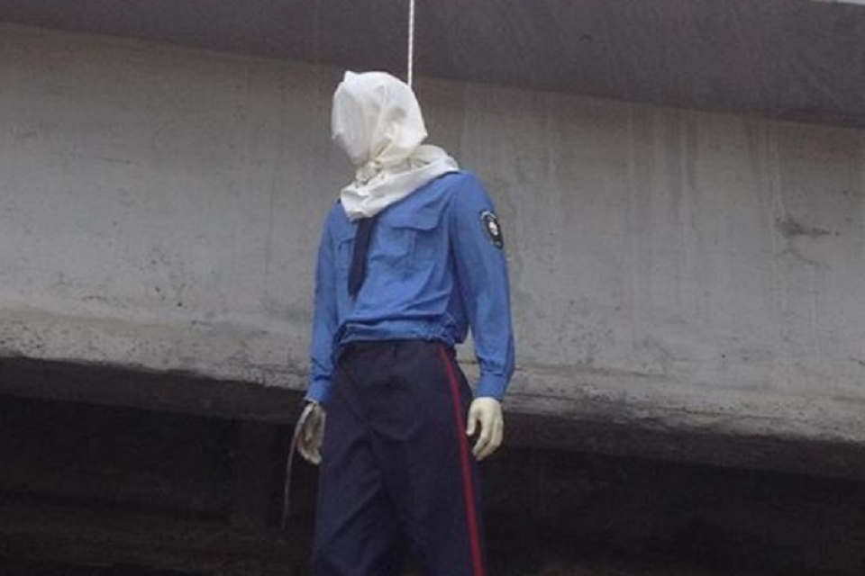 На Воздухофлотском мосту в Киеве повесили манекен в форме ГАИшника