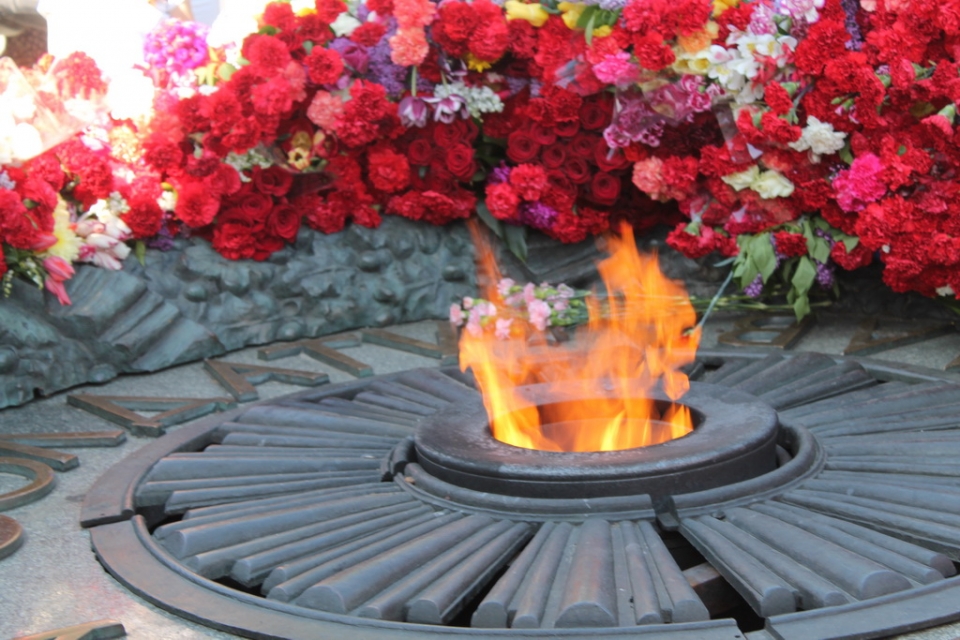 В Киеве вандалы оторвали латунную плиту с Вечного огня