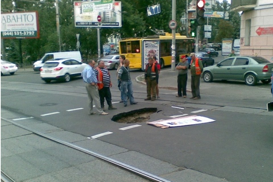 Провалившийся асфальт в центре Киева засыпали песком