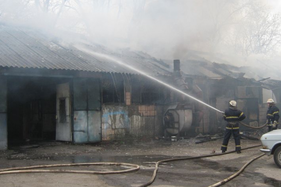 Под Киевом сожгли стоянку микроавтобусов