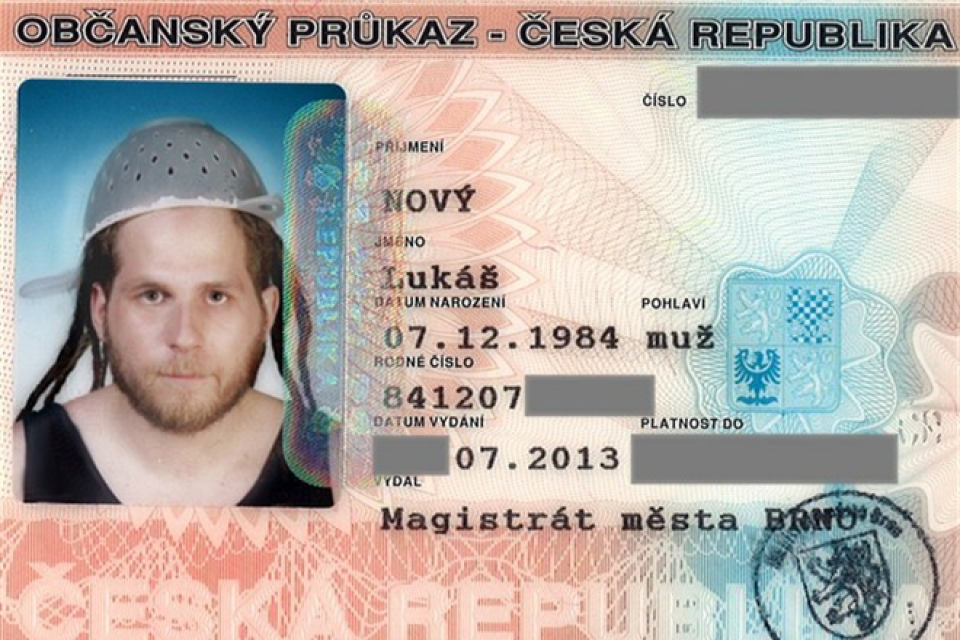 Житель Чехии сфотографировался на документы с дуршлагом на голове
