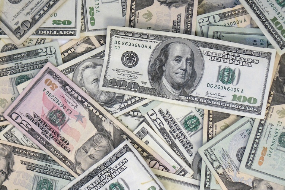 На межбанке наблюдается избыток предложения доллара