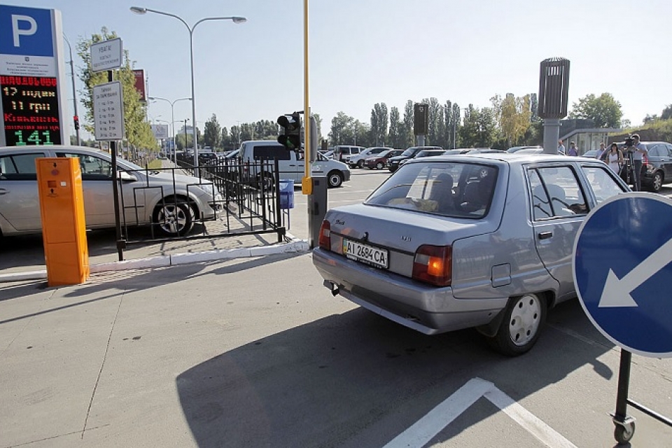 В Киеве заработал перехватывающий паркинг у "Ипподрома"